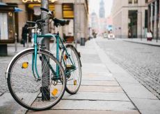 Le bici non possono essere legate a pali, cancellate o strutture pubbliche.