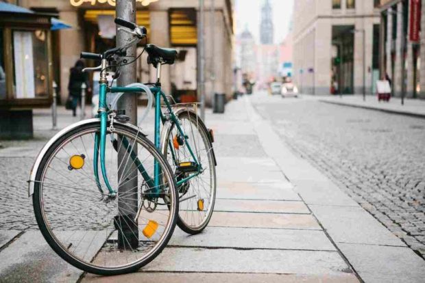 Le bici non possono essere legate a pali, cancellate o strutture pubbliche.