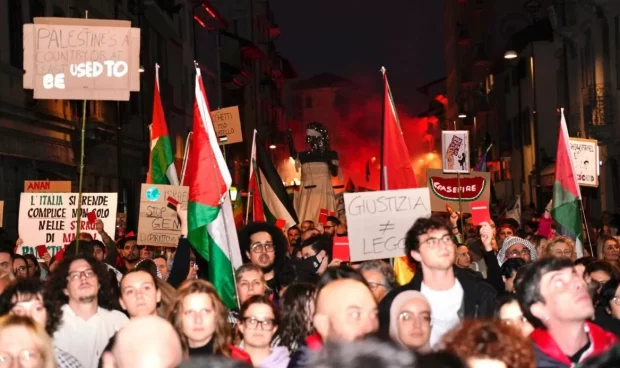 Guerriglia urbana al corteo Pro Pal di Udine: scontri tra manifestanti e agenti, diversi arresti.