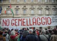 Niente stop a gemellaggio Tel Aviv-Milano, caos in aula e fuori