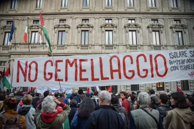 Niente stop a gemellaggio Tel Aviv-Milano, caos in aula e fuori