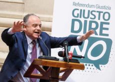 Il grottesco è sempre in agguato.