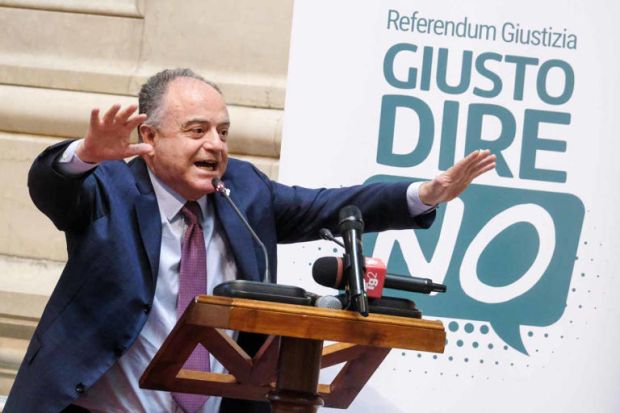 Il grottesco è sempre in agguato.