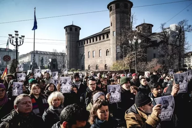Per l'imam espulso protesta davanti alla prefettura di Torino