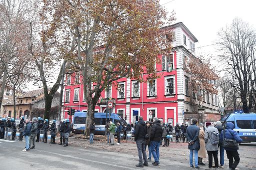 La polizia sgombera Askatasuna a Torino dopo i blitz Pro Pal alla Stampa