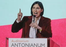 Elly Schlein contro le ossessioni di Meloni dribblando le mine di Conte