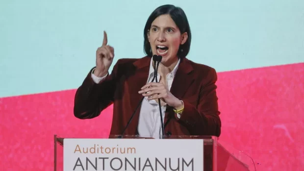 Elly Schlein contro le ossessioni di Meloni dribblando le mine di Conte