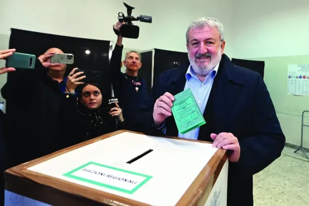 Emiliano torna in toga e chiede la promozione col curriculum vitae da sindaco