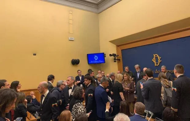 Convegno remigrazione alla Camera, opposizioni occupano sala stampa: stop all'evento