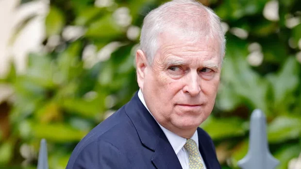 Clamoroso sviluppo dello scandalo degli Epstein files nella casa reale britannica.