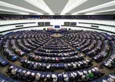 Strasburgo approva l’ampliamento della lista dei Paesi sicuri e nuove regole sugli hub per migranti