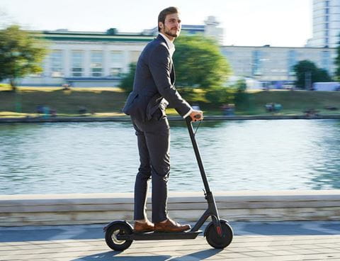 Monopattini, dal 16 maggio scatta obbligo targa e assicurazione: multe fino a 400 euro