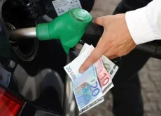Carburanti, nuova ondata di rialzi: il gasolio torna sopra i due euro a litro