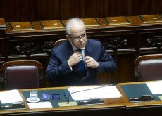 Migranti, Piantedosi: sbarchi -40%, rimpatri +26%.