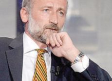 Vicinanza a Mattia Feltri, giornalista fra i pochi rimasti capaci di guardare a ogni potere senza inginocchiarsi.