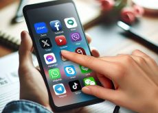 Von der Leyen lancia l’app Ue per verificare l’età online: «È pronta»