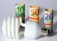 Guerra Usa-Iran può costare fino a 950 euro a famiglia: dalle bollette alla benzina.