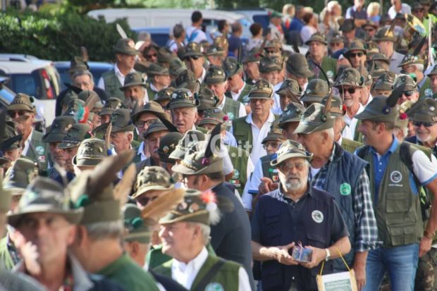 Alpini, inizia la pacifica invasione. Ma è scontro sugli accampamenti