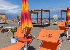 Rullano i tamburi di guerra dei balneari. Spiagge in gara, è la solita burrasca estiva.