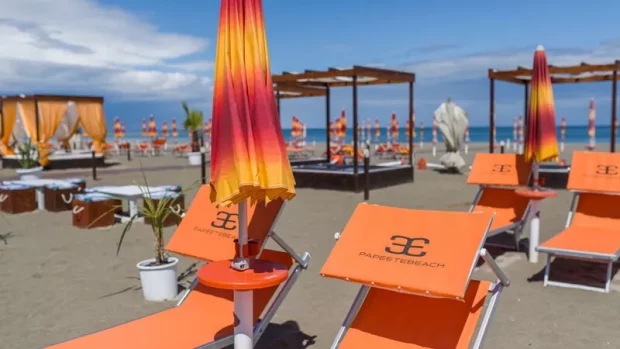 Rullano i tamburi di guerra dei balneari. Spiagge in gara, è la solita burrasca estiva.