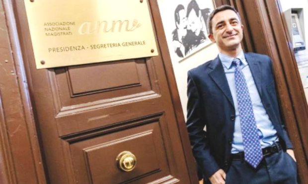 Così il gip collegiale rianima l’asse del No e il patto Anm-Pd