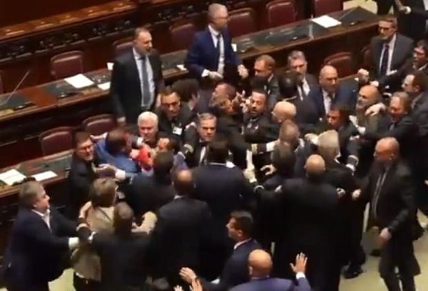 Alla Camera scontro tra opposizioni e Futuro nazionale