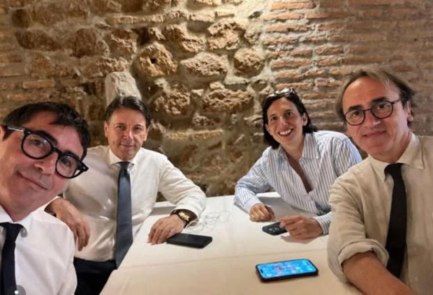 Il selfie a tavola da Costanza Hosteria, vicino a Campo de Fiori a Roma.