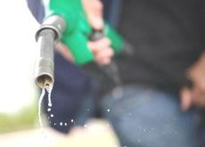 Carburanti, la benzina a 1,989 euro al litro. Gasolio oltre i due euro