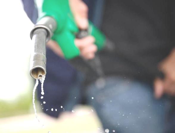 Carburanti, la benzina a 1,989 euro al litro. Gasolio oltre i due euro