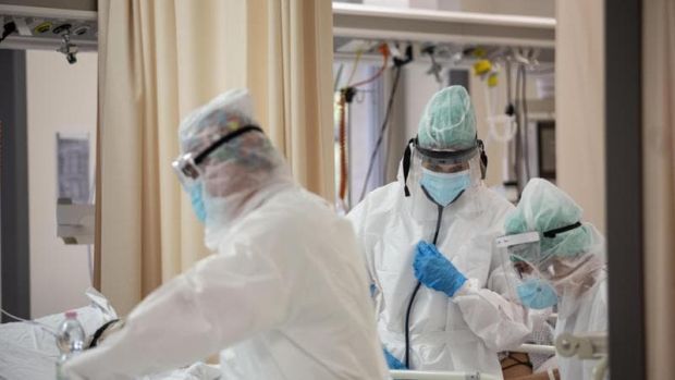 Medici no vax, braccio di ferro nella maggioranza