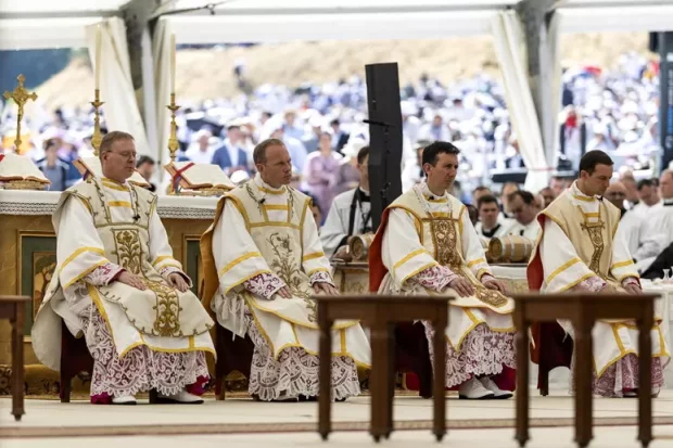 Il Vaticano ufficializza la scomunica per i vescovi lefebvriani