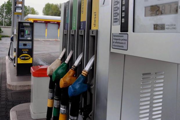 Carburanti, continua la corsa della benzina