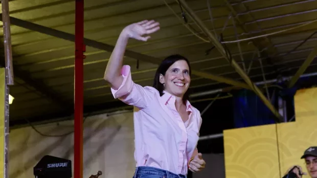 Accerchiata. Schlein vuole la proroga del mandato, l'assemblea Pd sarà piena di trappole
