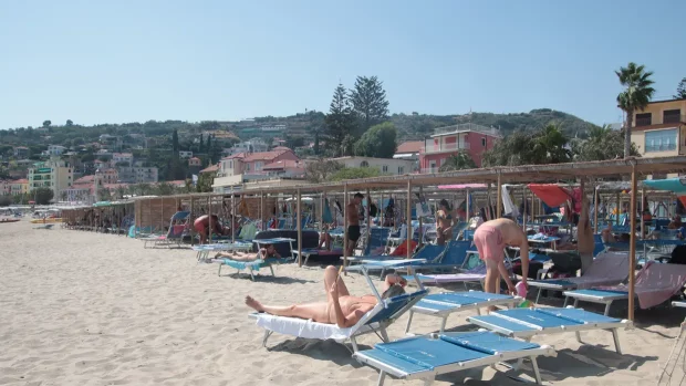 Gare per i bagni: colossi a caccia delle spiagge liguri