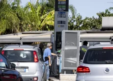 Prezzi carburanti in calo, benzina sotto 2,1 euro