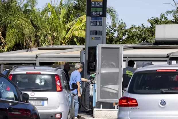 Prezzi carburanti in calo, benzina sotto 2,1 euro